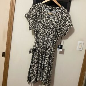 Simply Vera Size Large dress. Black and beige print. New with tags.